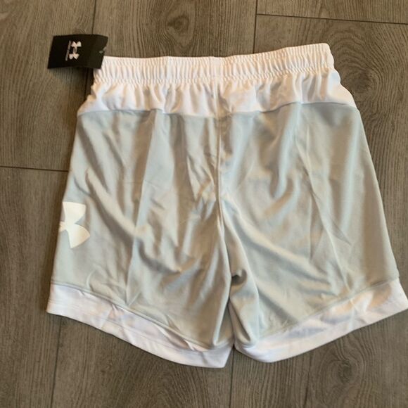 Under armour baseline 6” shorts with drawstring and pockets - Picture 2 of 3